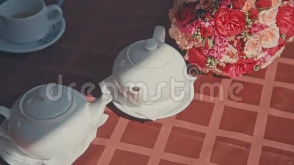 两个茶壶和一束放在桌子上视频的预览图
