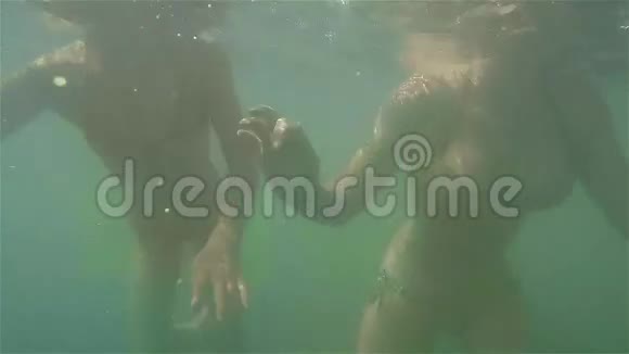 两个小孩子在碧海中水下的景色其中一个潜水和海浪视频的预览图