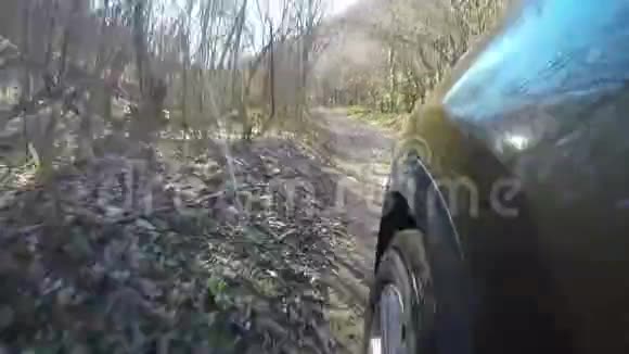 在乡村公路上的旅行有一条小溪穿过视频的预览图