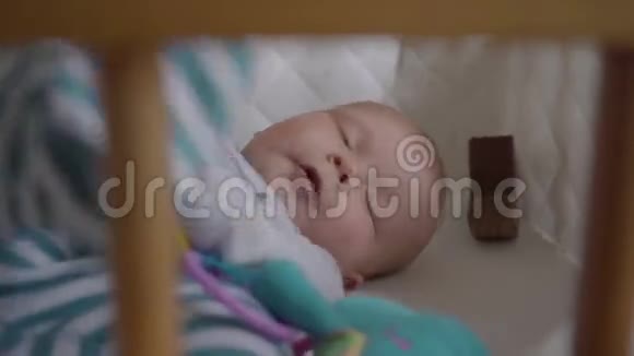 一个六个月大的婴儿睡在婴儿床上视频的预览图