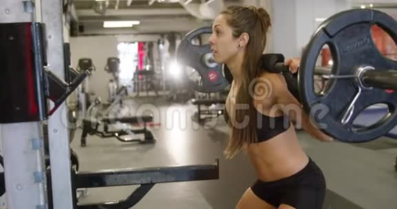 运动女性在健身馆训练举重的蹲视频的预览图
