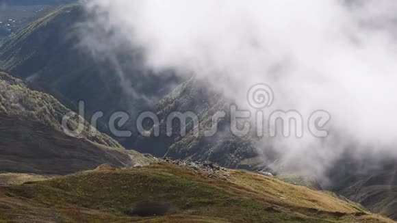 云层飞越高加索山脉靠近库尔迪湖上斯瓦内提梅斯蒂亚附近乌什巴关格鲁吉亚欧洲高清高清视频的预览图