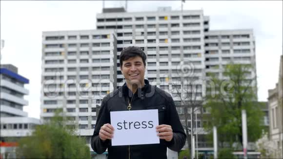 男人举着压力标志微笑视频的预览图