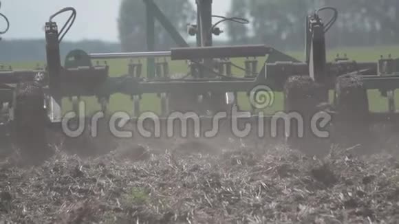 牵引器播放一个场Plow特写土壤草春播视频的预览图