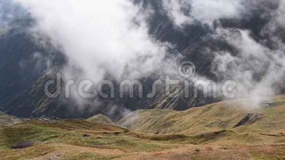 迅速的浮云越过草色的秋山山的时间令人惊叹的旅游场所Svaneti上Mestia附近视频的预览图