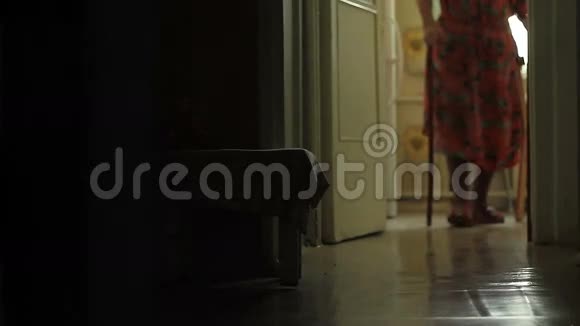 一位老妇人在家散步的剪影视频的预览图