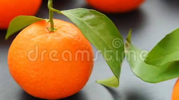 桌上有叶子的熟柑橘视频的预览图