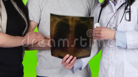 女医生给已婚夫妇做了X光片特写镜头绿色屏幕视频的预览图