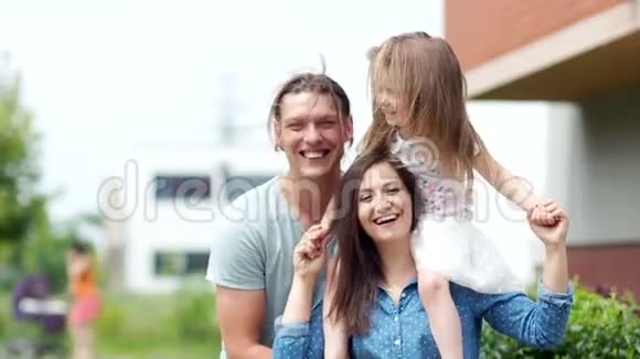 妈妈爸爸和女儿度过一个有趣的周末父亲挠着女儿和妻子他们一起开心地笑视频的预览图