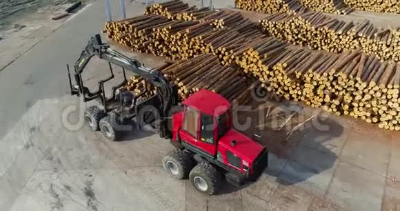 一辆卡车穿过工厂一个运送原木的记录器在一排排的原木之间穿梭视频的预览图