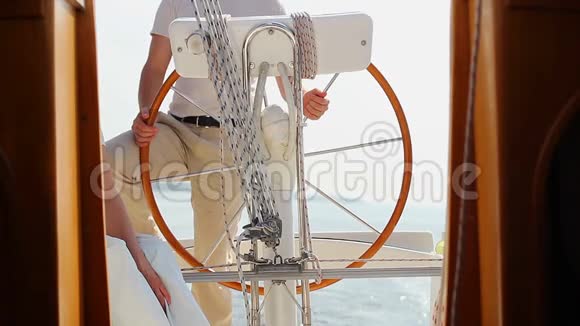 船长拿着方向盘在桥上游艇帆船视频的预览图