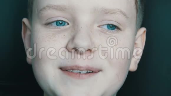 蓝眼睛金发男孩脸上长着雀斑对着镜头微笑真诚开朗的娃娃脸视频的预览图