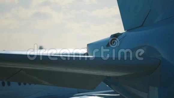 国际机场工作喷气发动机视频的预览图