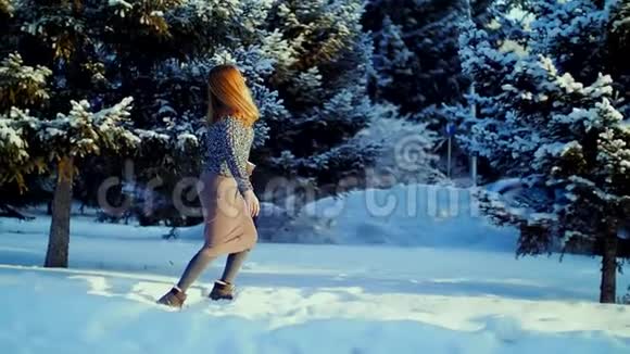 快乐的年轻女人玩雪视频的预览图