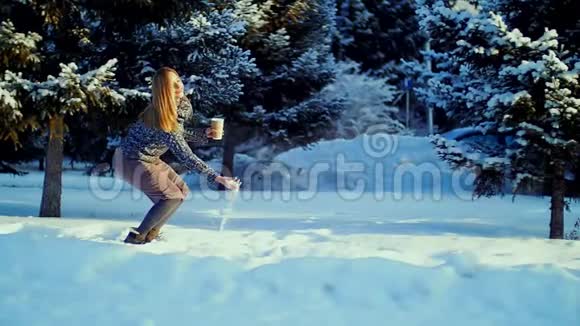 快乐的年轻女人玩雪视频的预览图