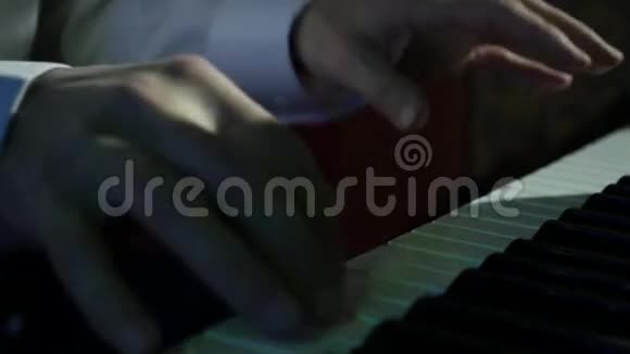 关闭男性手弹钢琴键视频的预览图