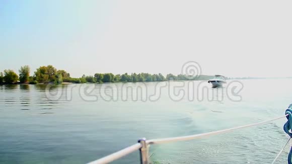 豪华快艇在宽阔的河流夏天度假游艇POV视频的预览图