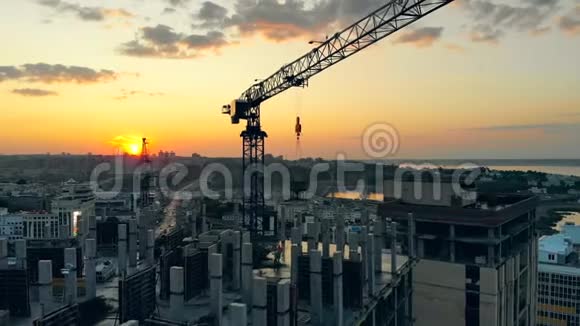 日落时分的工地城市建筑工地和起重机的夕阳城市景观视频的预览图