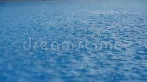 大雨缓慢落在水面上视频的预览图