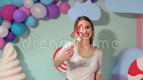 一个带大棒棒糖的快乐女孩的肖像视频的预览图
