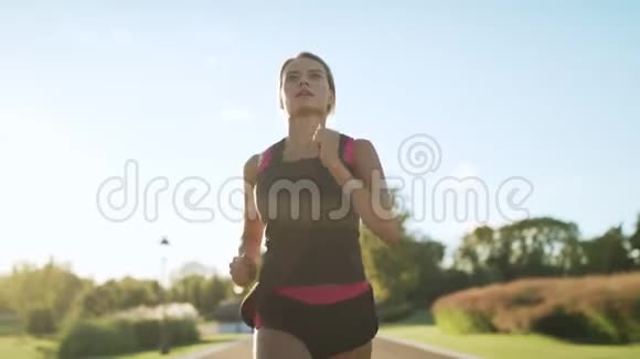 女运动员在公园慢跑女子跑步者在户外训练时呼吸困难视频的预览图