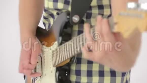 吉他音乐家用电吉他乐器拨动琴弦视频的预览图
