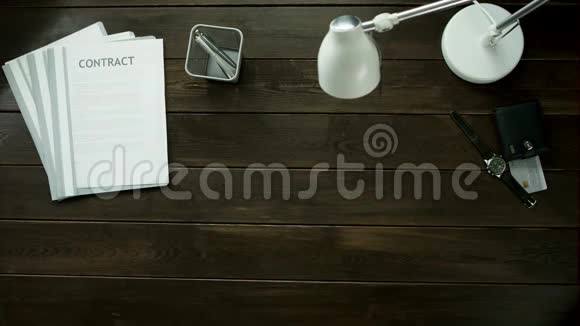 上景一个男人在贴纸上写着咖啡休息和喝咖啡视频的预览图