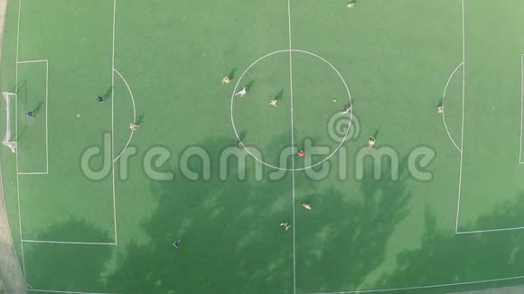 职业足球队在球场上的空中垂直视野视频的预览图