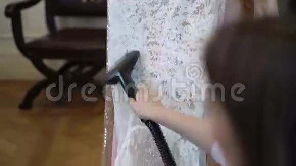 女人冒热气的白色连衣裙视频的预览图
