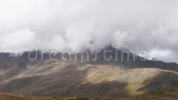 迅速的浮云越过草色的秋山山的时间令人惊叹的旅游场所Svaneti上Mestia附近视频的预览图