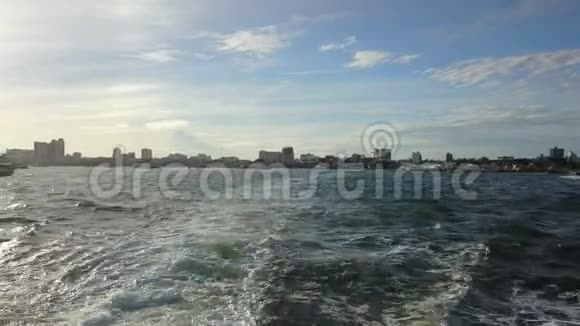 K4从泰国芭堤雅的巴厘海码头乘船前往该岛视频的预览图