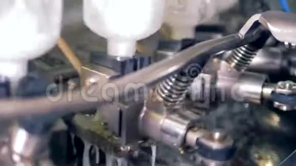 工厂机器清洗瓶子关闭视频的预览图