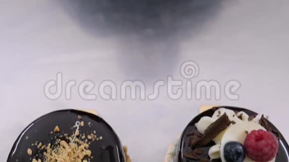 两个单份蛋糕躺在桌子上镜头从顶部向下移动视频的预览图