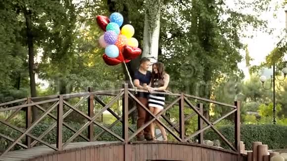 年轻夫妇爱上了一对气球他们一起在娱乐公园里度过时光视频的预览图