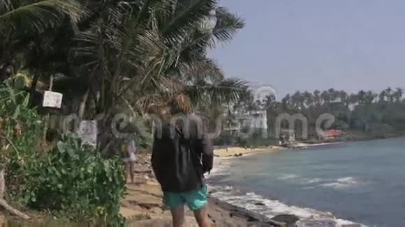 斯里兰卡有吸引力的冲浪者在沙中水中漫步的完整肖像视频的预览图