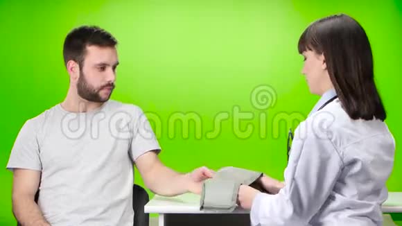 男人衡量可爱护士的压力绿色屏幕视频的预览图