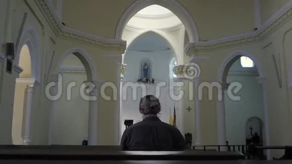 坐在教堂里沉思的人信仰和宗教观念视频的预览图
