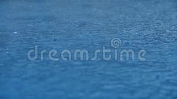 慢动作的纯净水面大雨视频的预览图