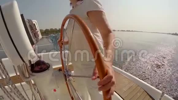 日落时驾驶船的女船长帆船游艇运动视频的预览图