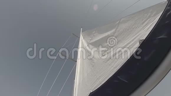 白帆逆天低角度拍摄游艇视频的预览图