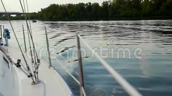 在宽阔的河流上航行游艇积极休息户外活动视频的预览图