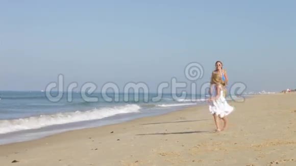 母亲沿着海滩追逐女儿视频的预览图
