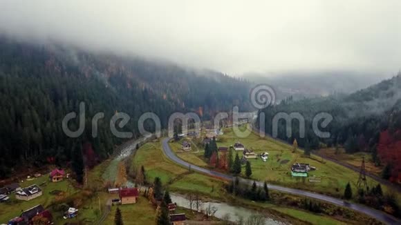 鸟瞰风景如画的山谷有村庄铁路公路和河流乌克兰视频的预览图