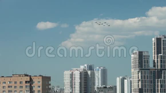 飞机在蓝天上飞行视频的预览图