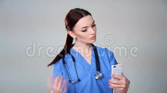 医院里的女医生照片电话视频的预览图