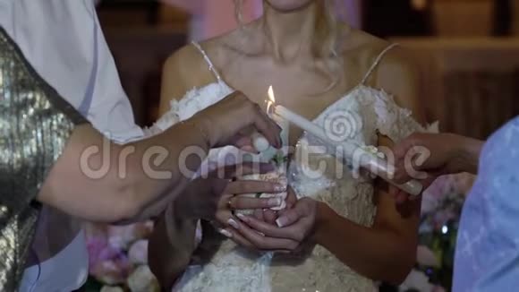 父母为新婚夫妇点燃蜡烛视频的预览图