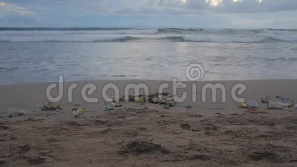 风暴过后海洋海滩上许多垃圾和塑料废物的时间流逝库塔巴厘岛印度尼西亚视频的预览图