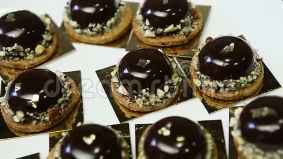 小圆巧克力甜点的全景视频的预览图