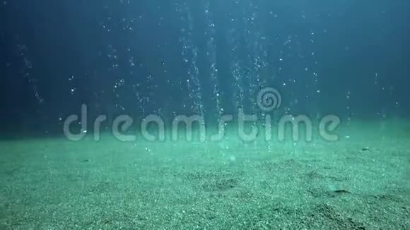 水下气泡从阿波岛附近的沙底上升视频的预览图