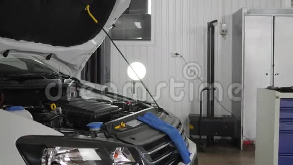 汽车服务在车间工作的机械师手中的专业工具机械师年轻的专家修理汽车坏了视频的预览图